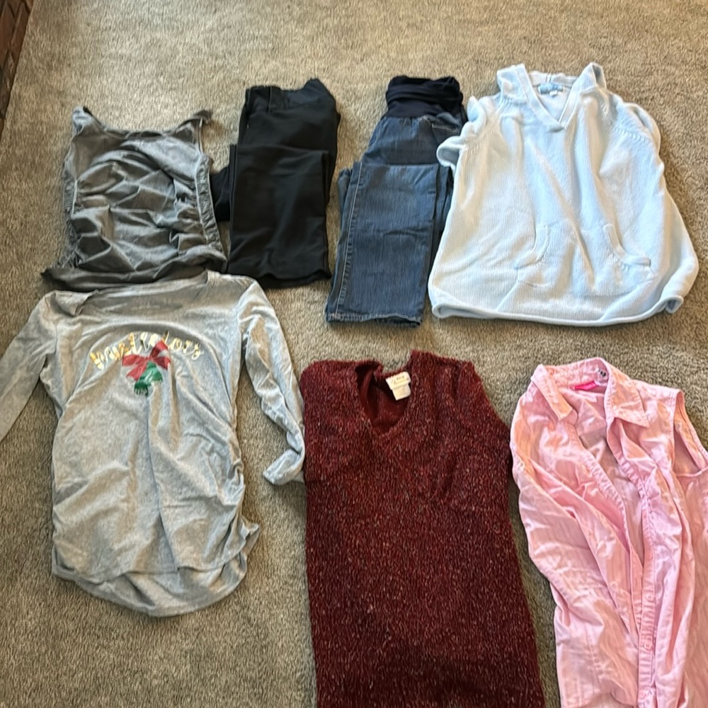 7 piece Maternity lot Sz 8 Medium 2 pants 4 shirts 1 Tank